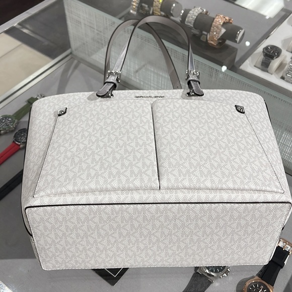 MICHAEL KORS OUTLET
Jet Set Medium Logo Pocket Tote Bag
Optic White/Silver 
NWT - Picture 7 of 16